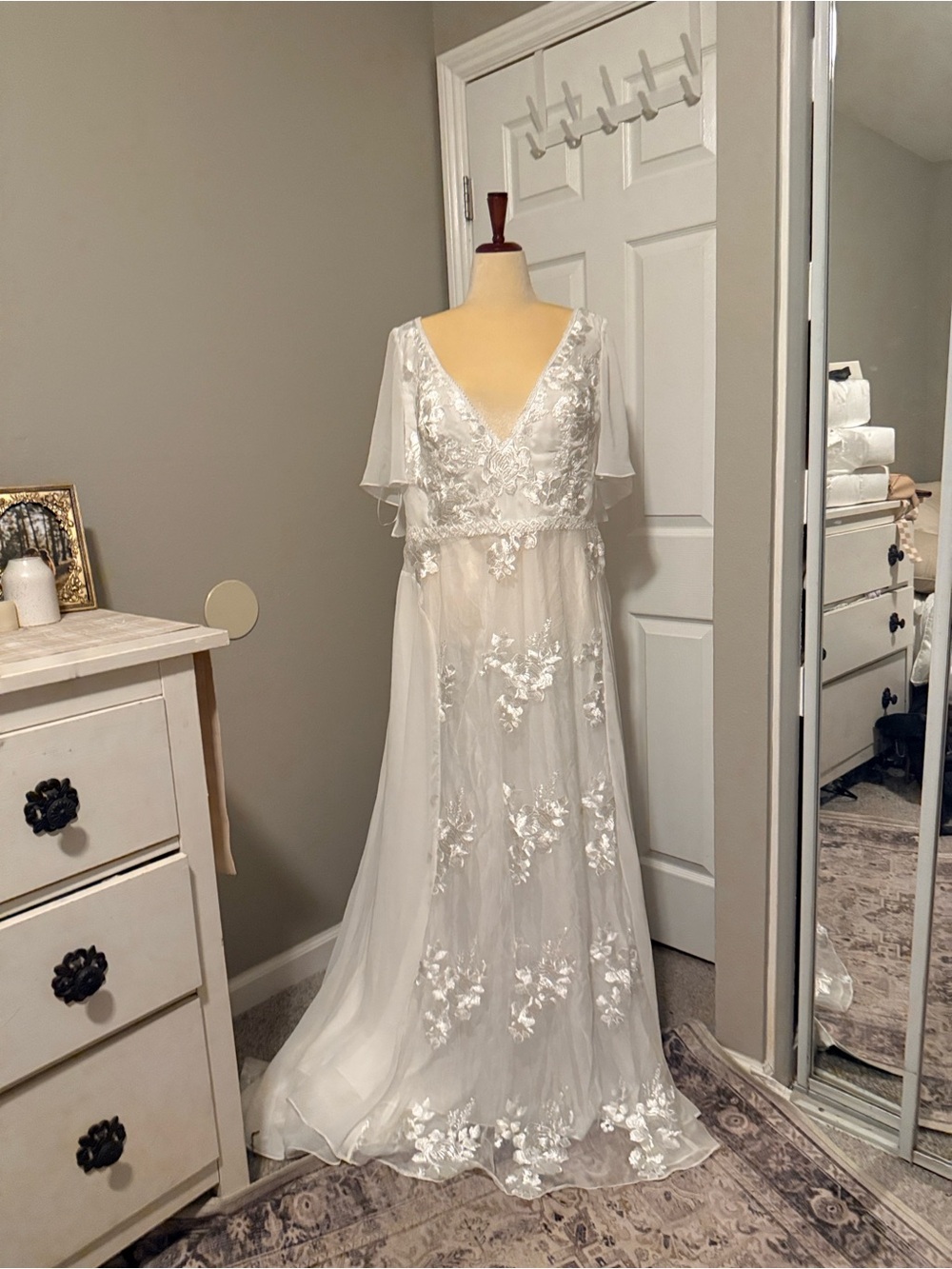 V-Neck Floral Lace Wedding Dress plus size 18 - Picture 2 of 5